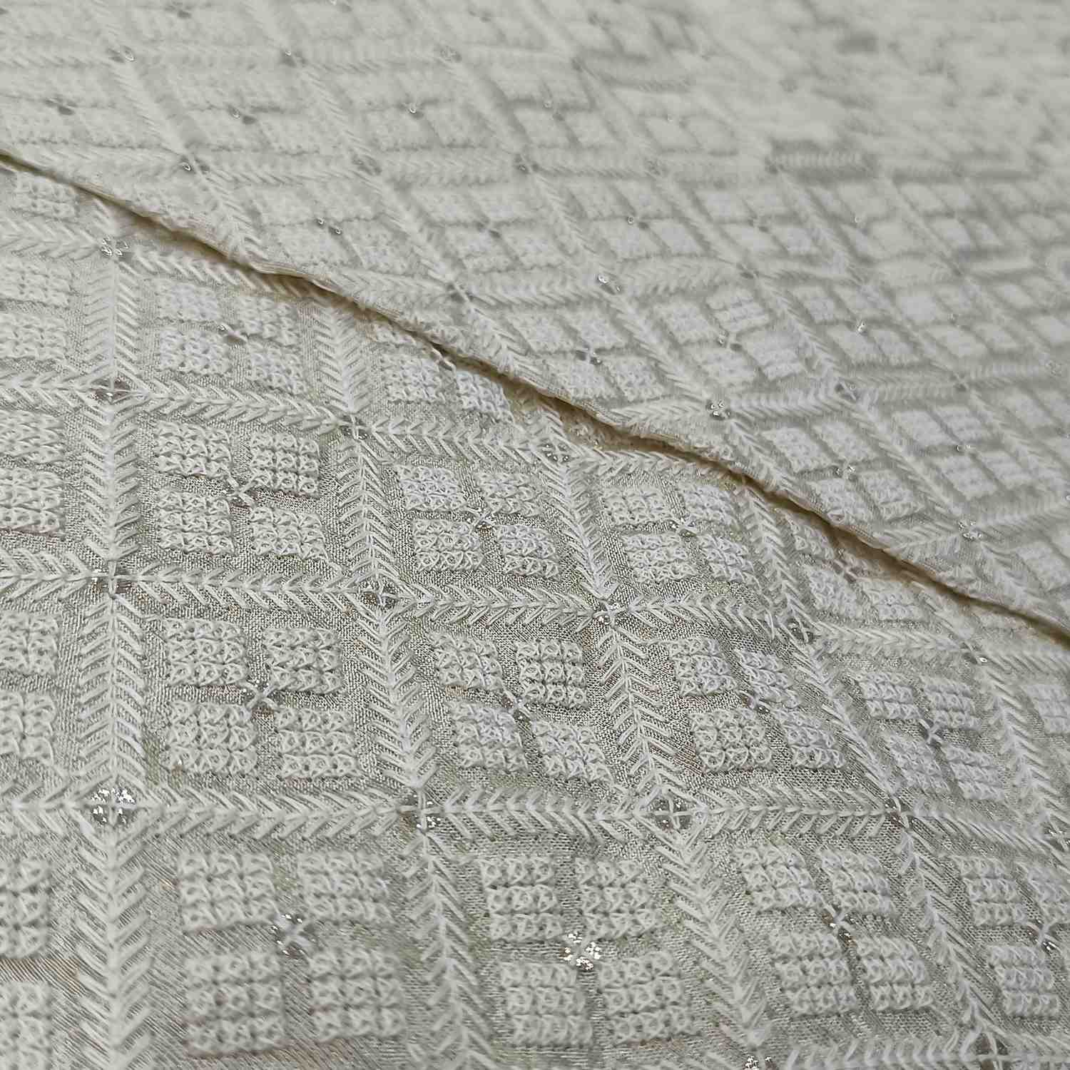 <b>TISSUE EMBROIDERY D.69665</b>